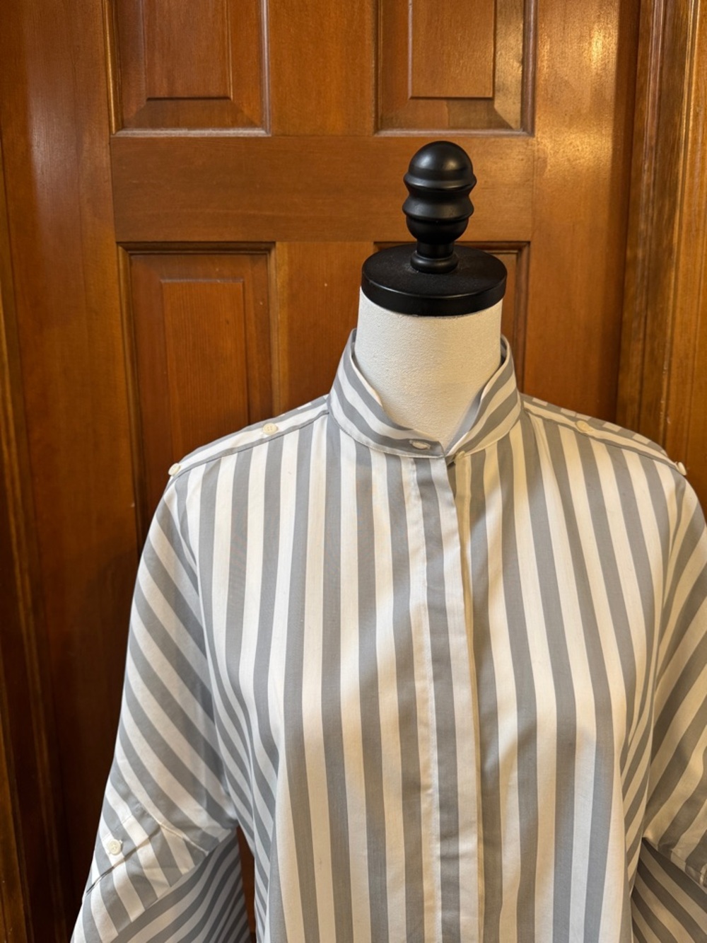 PRICE FIRM Akris Punto Gray and White Womens Mandarin Collar Shirt Size 8 - Picture 12 of 12